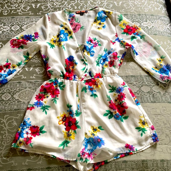 LOVE TREE FLIRTY FLORAL PRINT 3/4 SLEEVE ROMPER SIZE MEDIUM 🌟EUC🌟 - Picture 15 of 16
